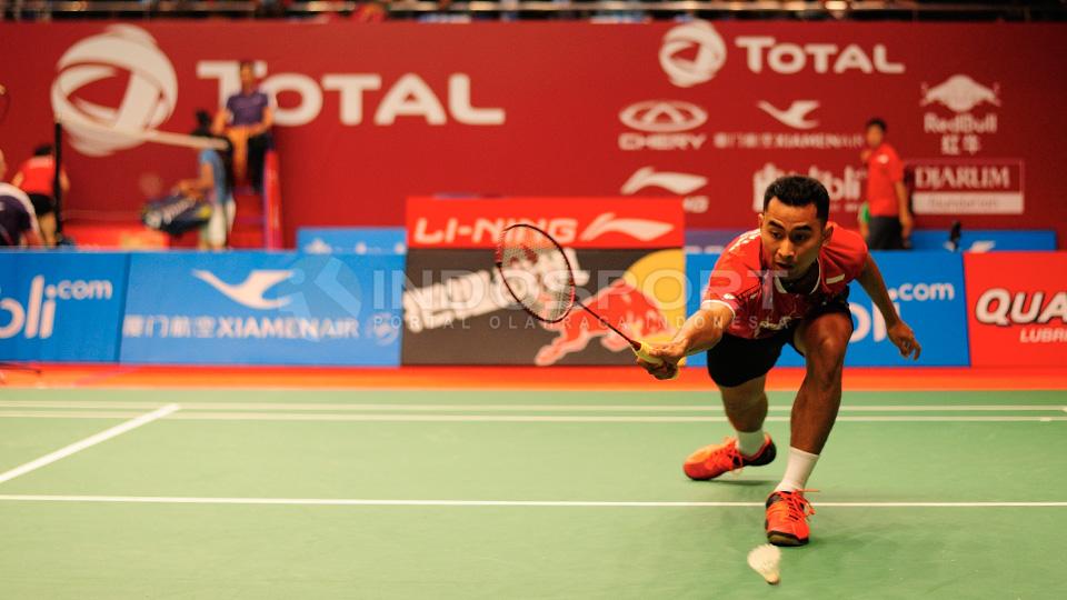 Pebulutangkis tunggal putra Indonesia, Tommy Sugiarto gagal menjangkau Kok dari tunggal putra Spanyol Pablo Abian di laga perdana Kejuaraan dunia di Istora Senayan, Jakarta, Senin (10/08/15). - INDOSPORT